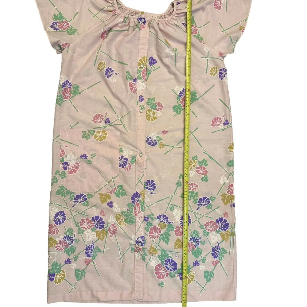 Vntg USA Housecoat Gown Floral Pearl Snap Grandma Cottage Pink Granny Mumu Retro